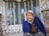 DONNA IN PICCOLO MEMORIALE NEI PRESSI DI SREBRENICA  Ph Christian Penocchio